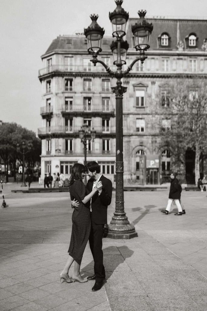 Couple lors d’une séance photo romantique à Paris – Agence matrimoniale haut de gamme Paris L’Alliance Privée