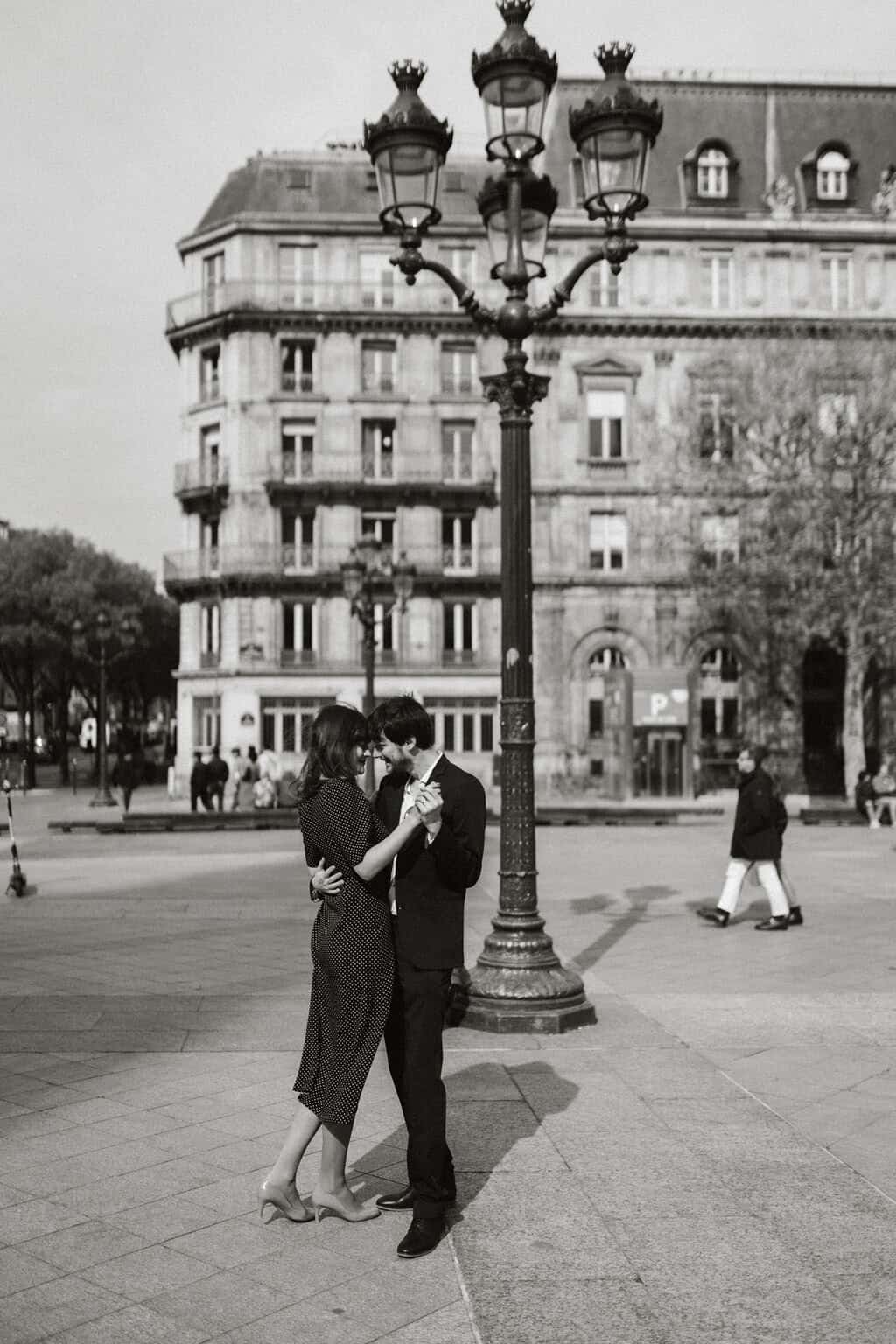 Couple lors d’une séance photo romantique à Paris – Agence matrimoniale haut de gamme Paris L’Alliance Privée