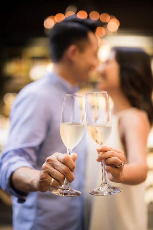 Couple trinquant au champagne – tarifs agence matrimoniale Paris - haut de gamme