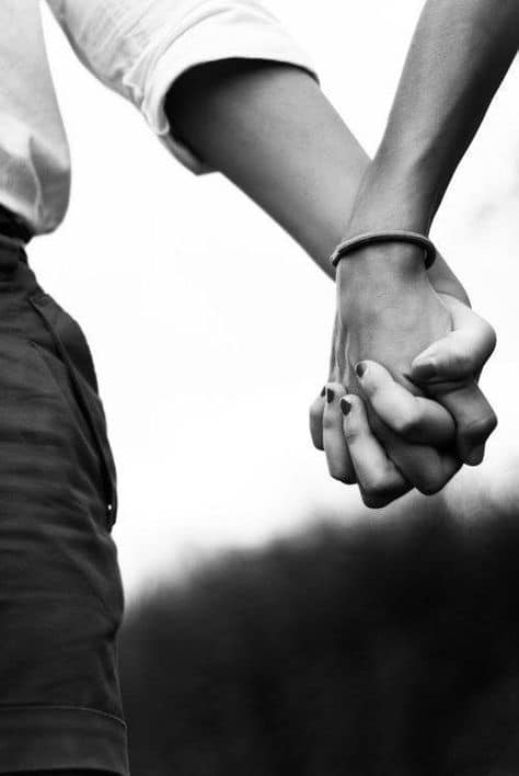Couple se tenant la main – L’Alliance Privée agence matrimoniale haut de gamme Paris